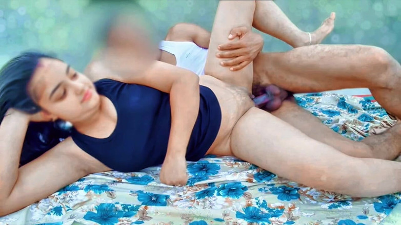 Your_aisha: 彼女はとても幸せで、私は地元のデシ村の彼女と締まったアソコを抱いています