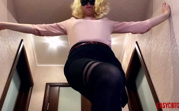 AnnyCandyPainboy: Une maîtresse s’amuse en piétinant et en trémousse une bite...