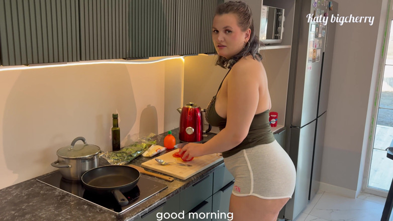 Katybigcherry: Stepson Helps Young Stepmom Make Breakfast While Her Husband Dreams