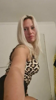 Amatör ev hanımı evde striptiz yapıyor