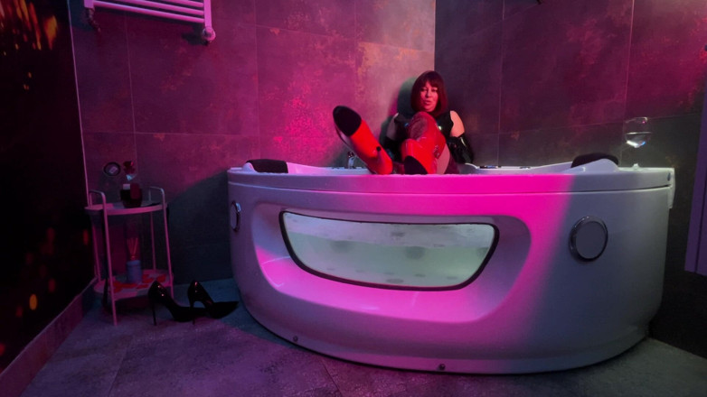 Dominatrix Miss Patricia Stark: Mistress' Taking a Bath in Latex and Boots