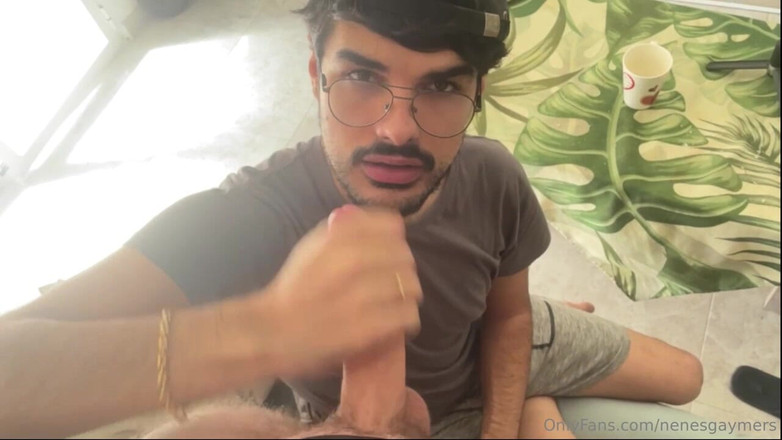 Nenesgaymers: Twink îl face pe prietenul său să ejaculeze cu o muie