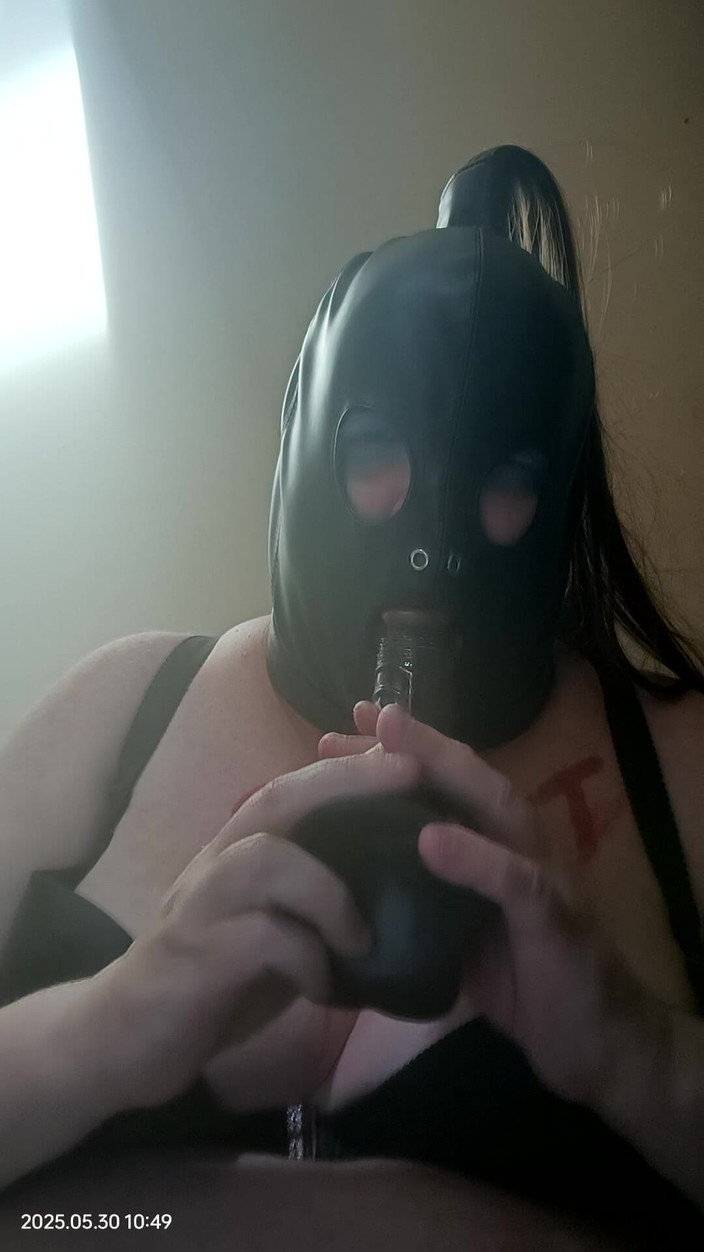 Stephanie-Nicole-TV: विशालकाय सुन्दर औरत टीवी धूम्रपान कर रही है और डिल्डो के साथ खेल रही है