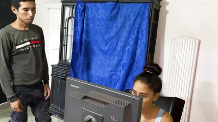 Yeison: Šukám kundičku sekretářky děvky a podojím jí prsa.