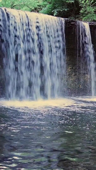 Gespierde Aziatische hunk buigt zich in Speedo door waterval - strakke kont en gaatje plagen, stript naakt en explodeert met enorme cumshot
