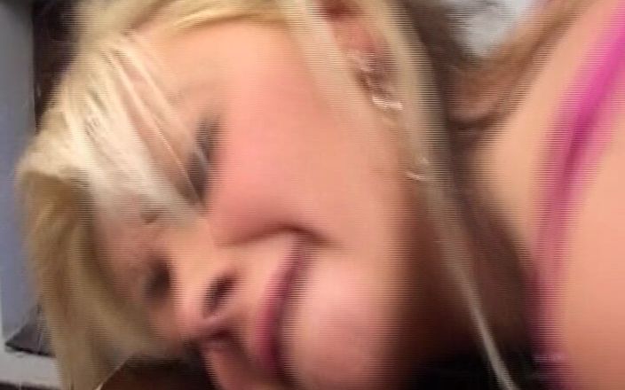 German's Young Babes: ブロンドの女の子は彼女のドイツ人の顔に大きな負荷をかけられました