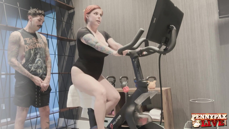 Penny Pax: Penny Pax Pracoval v tělocvičně