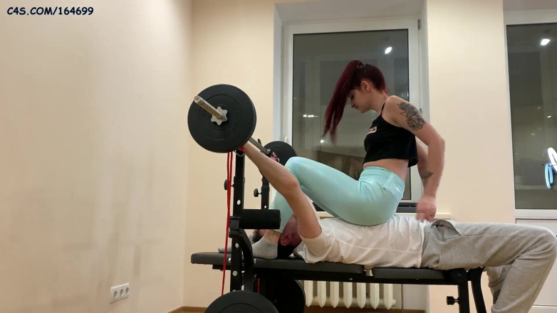 Petite Princesses Femdom: laal sir vaali maalkin Sofi nili leging men chehre par...