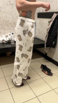 Sex în cabina de probă cu un asistent de vânzări. Muie pentru primul client cu pula mare