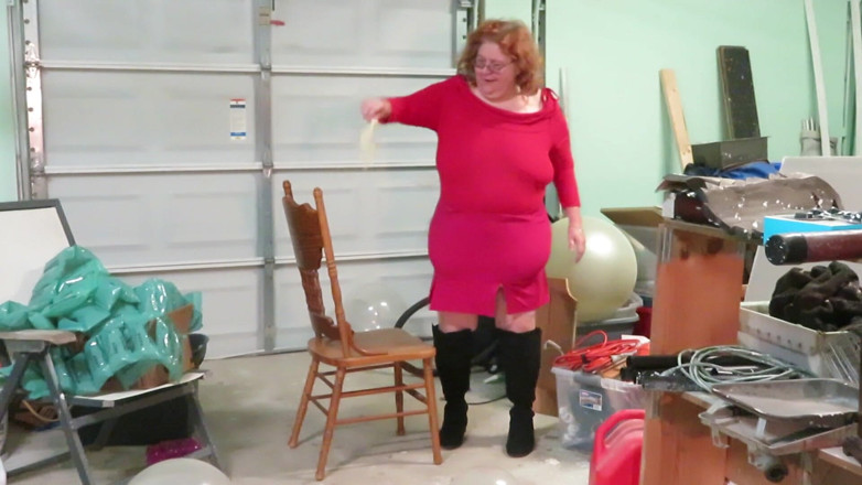 BBW nurse Vicki adventures with friends: Můj tlustý zadek pops některé obrovské jasné balónky