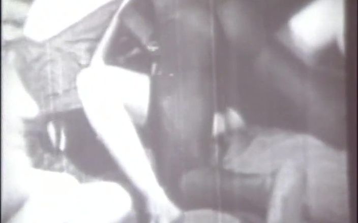 Vintage megastore: 흑인 대물 자지를 시도하는 빈티지 금발과 갈색 머리
