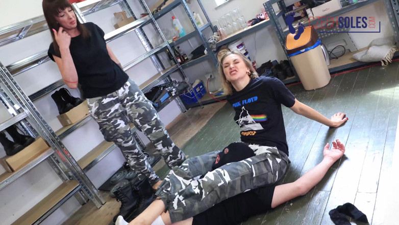 Czech Soles - foot fetish content: Le ragazze militari si divertono umiliando il loro schiavo calck