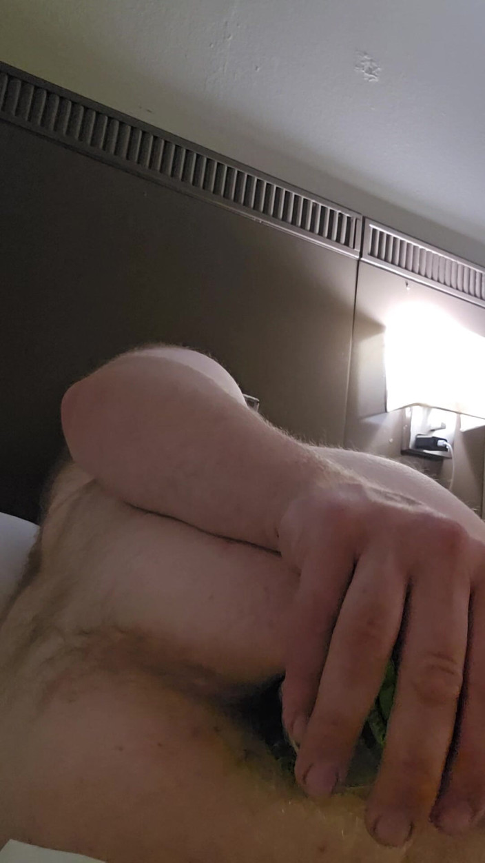 Hairy Cubb: Mengongkek pantat saya dengan botol di hotel