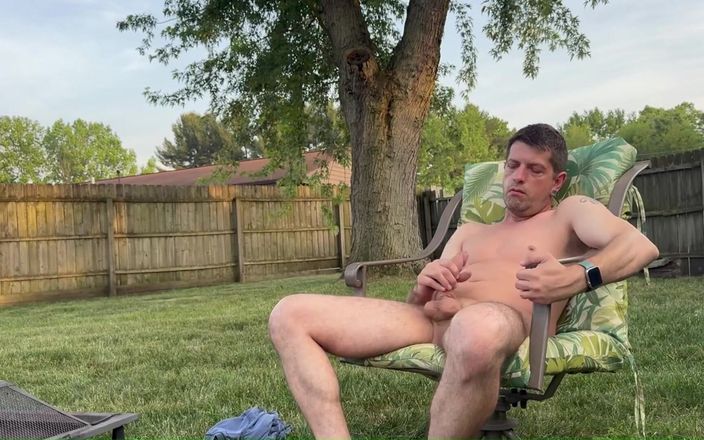 Jeffrey Jaxxon: Backyard Cumshot - Jeffrey Jaxxon masturbando na firepit, vizinhos do lado...