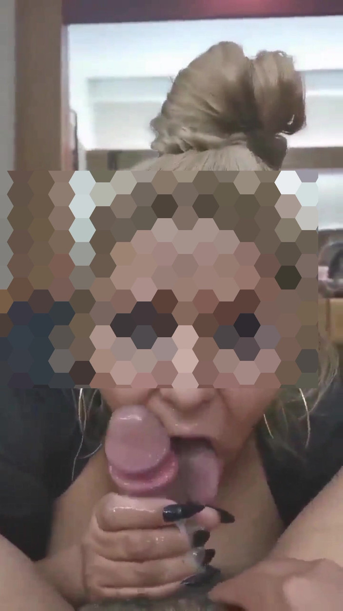 VioletOffer97: Penisinin üzerinde öğürmeyi seviyorum