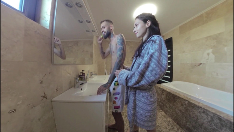 SassyTiff: Sora mea vitregă mă urmărește în baie