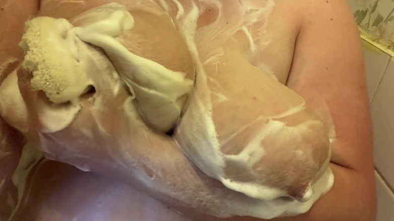 Real homemade BBW BBC porn: In der dusche seifen meine riesigen möpse