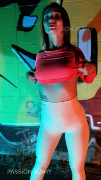 Sexy Veřejné Obnažování a Neonová Noční Zábava