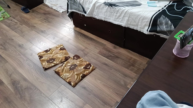 Mirsur: Une Femme Sexy S’entraîne À La Maison Nue.