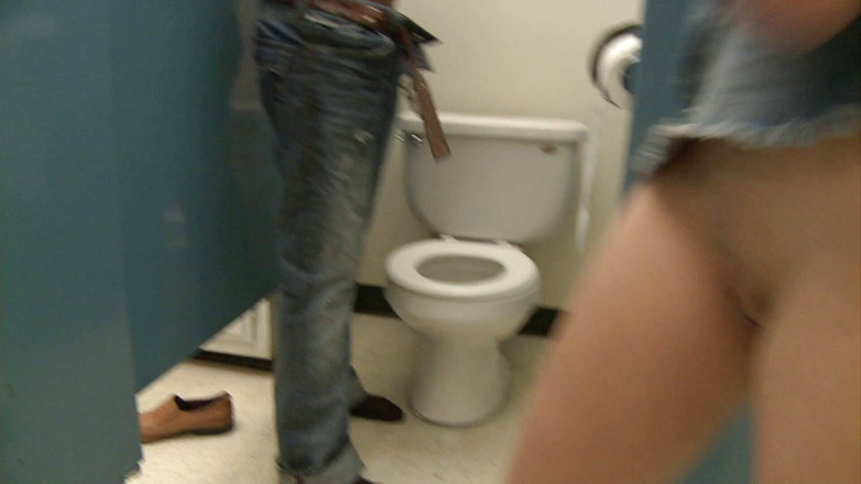 CBD Media: Nettes blondes teen mit enger muschi wird an verschiedenen stellen...