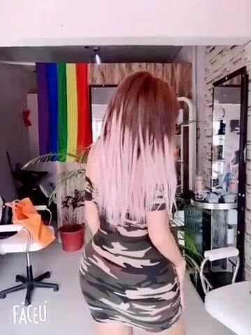 Barbietransxxxx: Transsexuală într-un pătrat care își expune țâțele în fața tuturor