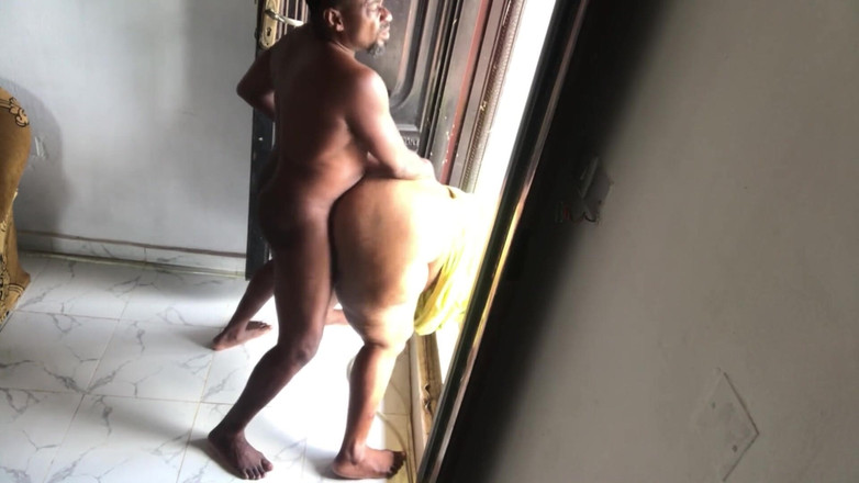 NACKME_PRODUCTION: Дверь широко открыта, чтобы соседи могли видеть, как мы трахаемся