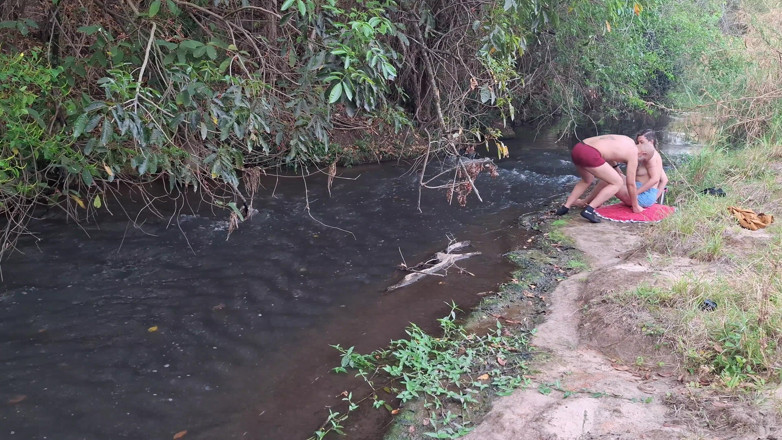 Gabi SweetCouplesStories: Cizinci jsou přistiženi při sexu u vodopádu.