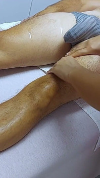 Kejutan pancutan air mani semasa urut! Tukang urut blonde dengan buah dada besar membuat pelanggannya pancut dalam seluar dalam