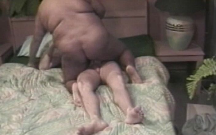 Vintage Lust: Дуже брудна повія насолоджується оральним сексом і трахається No1