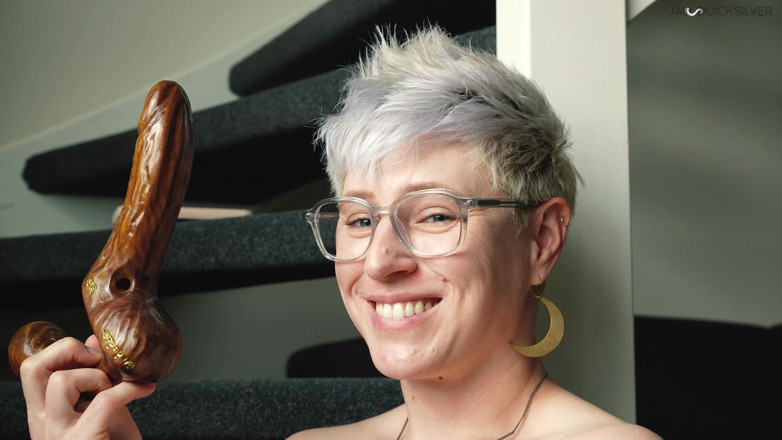 Jaq Quicksilver: Nonbinary Babe Jaq Quicksilver seduz você com vibrador duro sem...