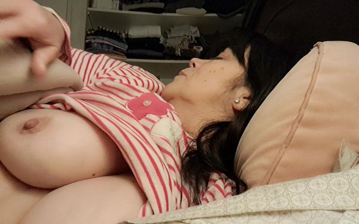 Mommy big hairy pussy: În pat cu un tânăr iubit mă simt tare