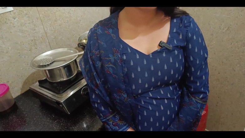 YOURAMRITA04: 18歳の年上のメイド、初めてのアナルセックス、彼氏とアナルセックス、クリアなヒンディー語音声でチンコを口に含む