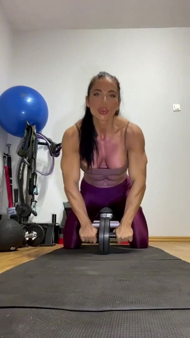 Alesyamuscledoll: Abs pentru venerare