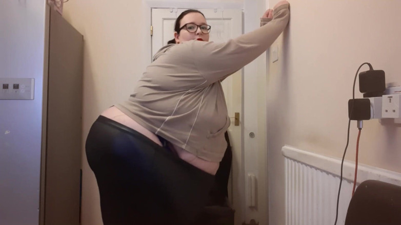 SSBBWLadyBrads: Ssbbw iri güzel kadın tangalar ve deri tayt deniyor