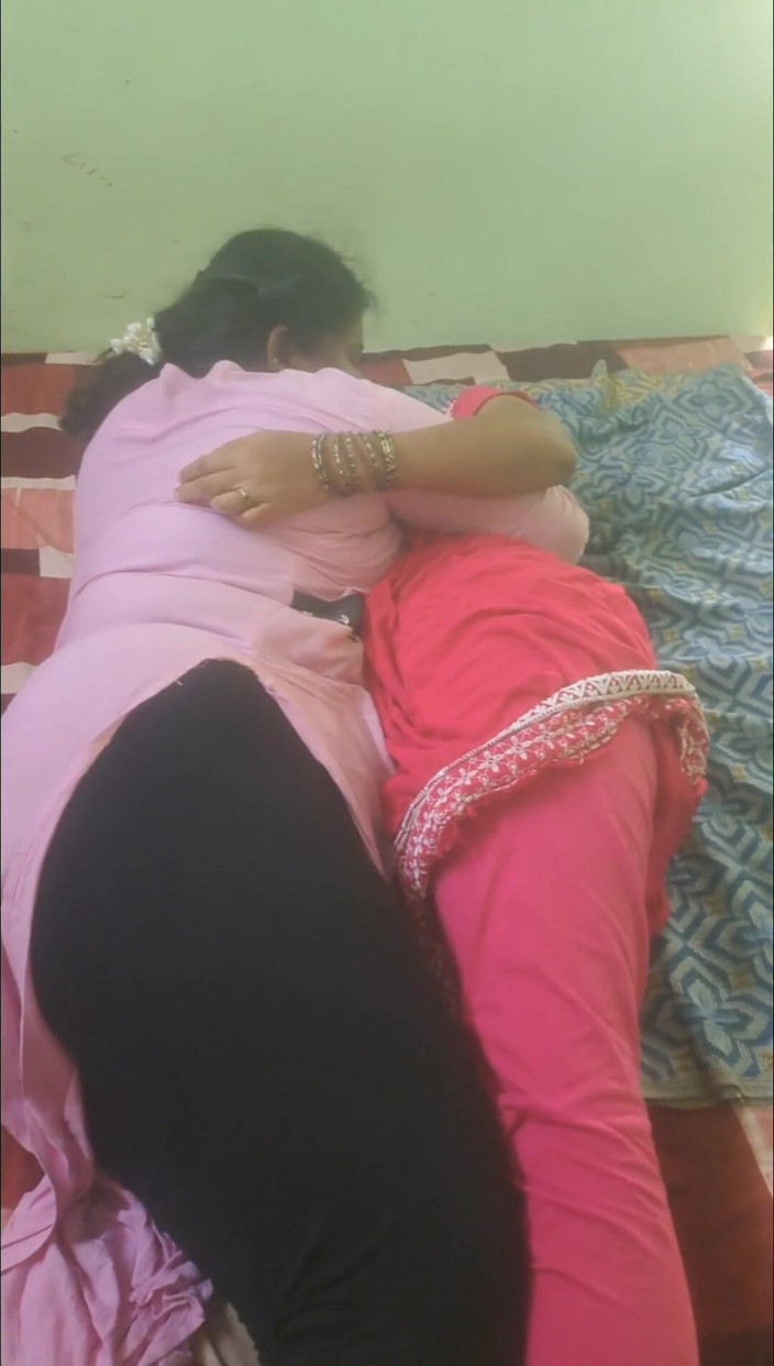 Tamil lesbian: 남친에게 잡힌 레즈 아줌마