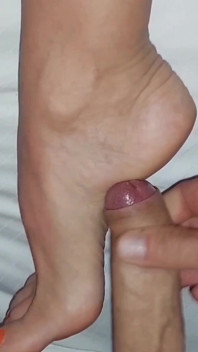 Amatör Sarışın Karısı Footjob Ve Ayak İbadetinden Hoşlanıyor