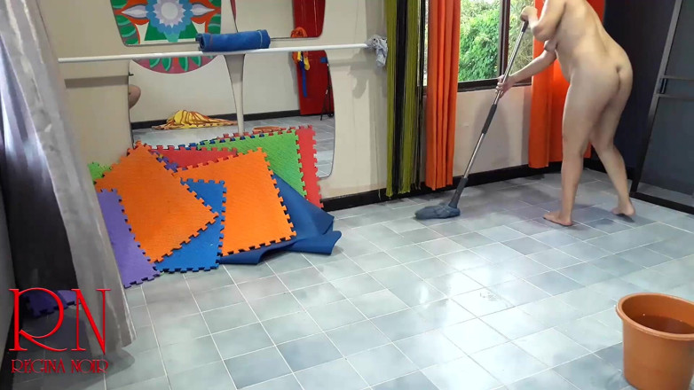 Regina Noir: Nudist maid cleans the yoga room