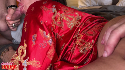 CuckoldHouse: Devasa Klitorisi Olan Sadakatsiz Gelin, Çok Yaramaz Bir Üçlü Ilişki Yaşıyor