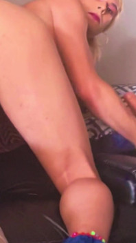 Sissy Dívka Angel Rios používá své sebe lubrikující dildo