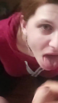 Skutečná domácí amatérská děvka saje velký penis a dostane sperma na obličej