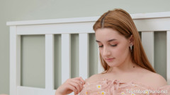 Teen Mega World: O fată drăguță lucrează din greu până la orgasm