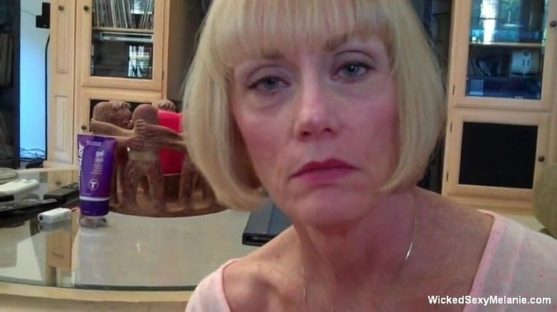 Wicked Sexy Melanie: Blonde oma wichst und lutscht schwanz in pOV