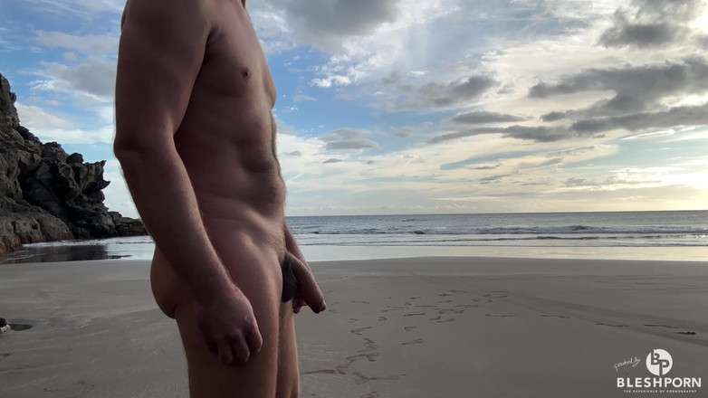 bleshporn: Tim Blesh Cumsh di luar di pantai