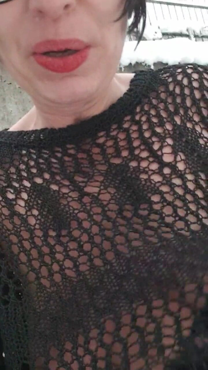 JulieEroticDress: Karda çıplak orgazm ve fışkırtma