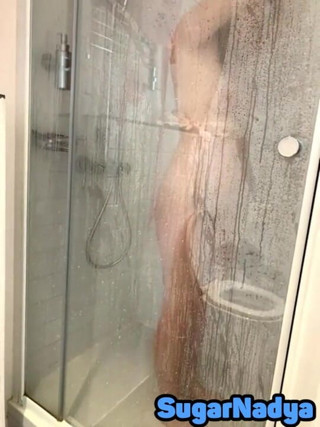 SugarNadya: La beauté russe SugarNadya l'a vue sous la douche puis...