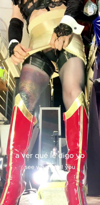 Simpatico effeminato allarga il culo per prendere un enorme dildo!