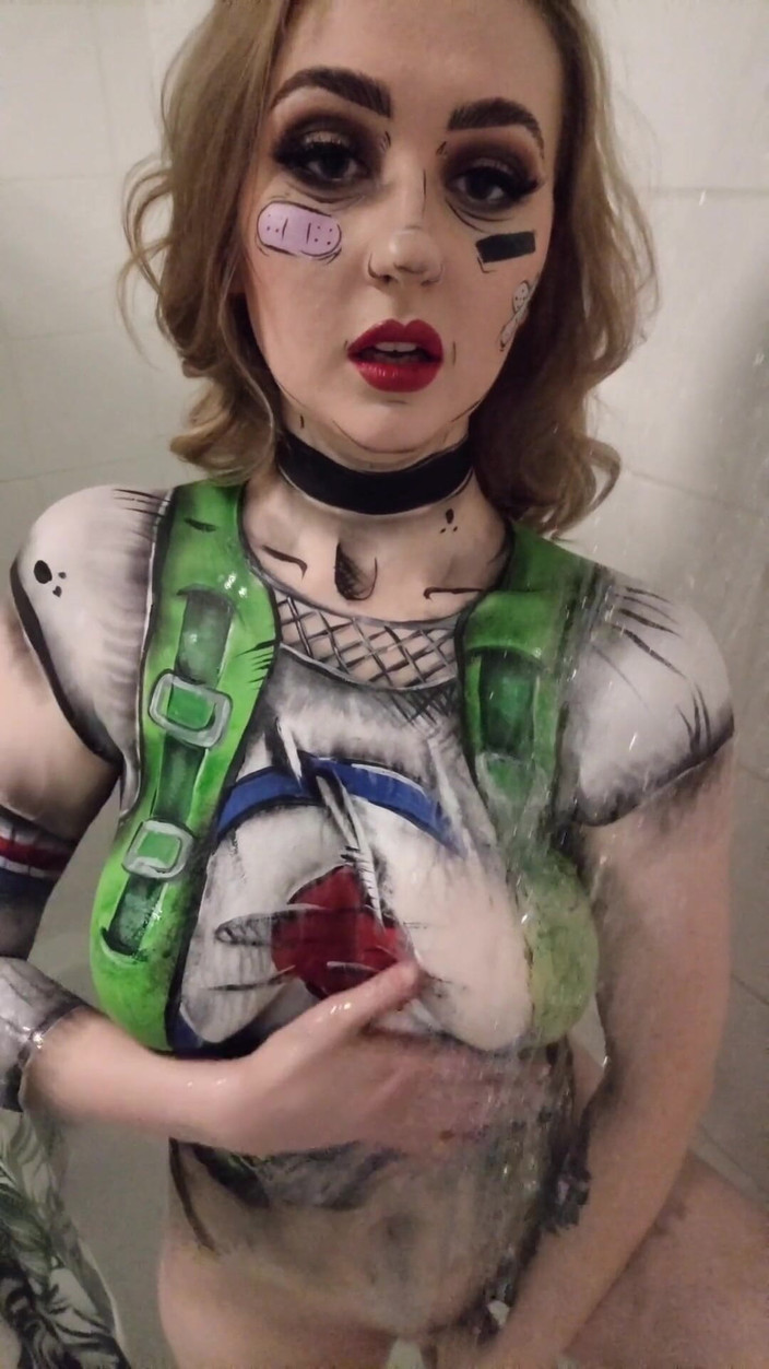 Em Yang: Cosplay tank kız vücut boyası dildo emiyor ve sikişiyor