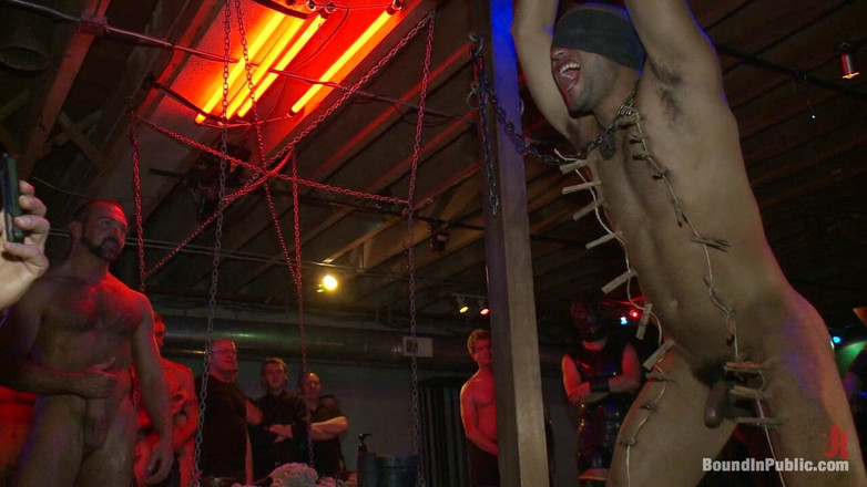 Bound in public: Fiesta de juego en la ciudadela de Sf