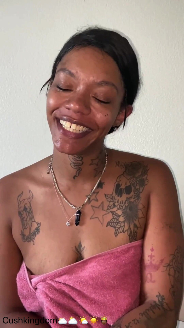 Onlyfanscushkingdom1: Seksowna Afro-latina robi szybki wywiad, zanim zostaje zerżnięta przez wielkiego...