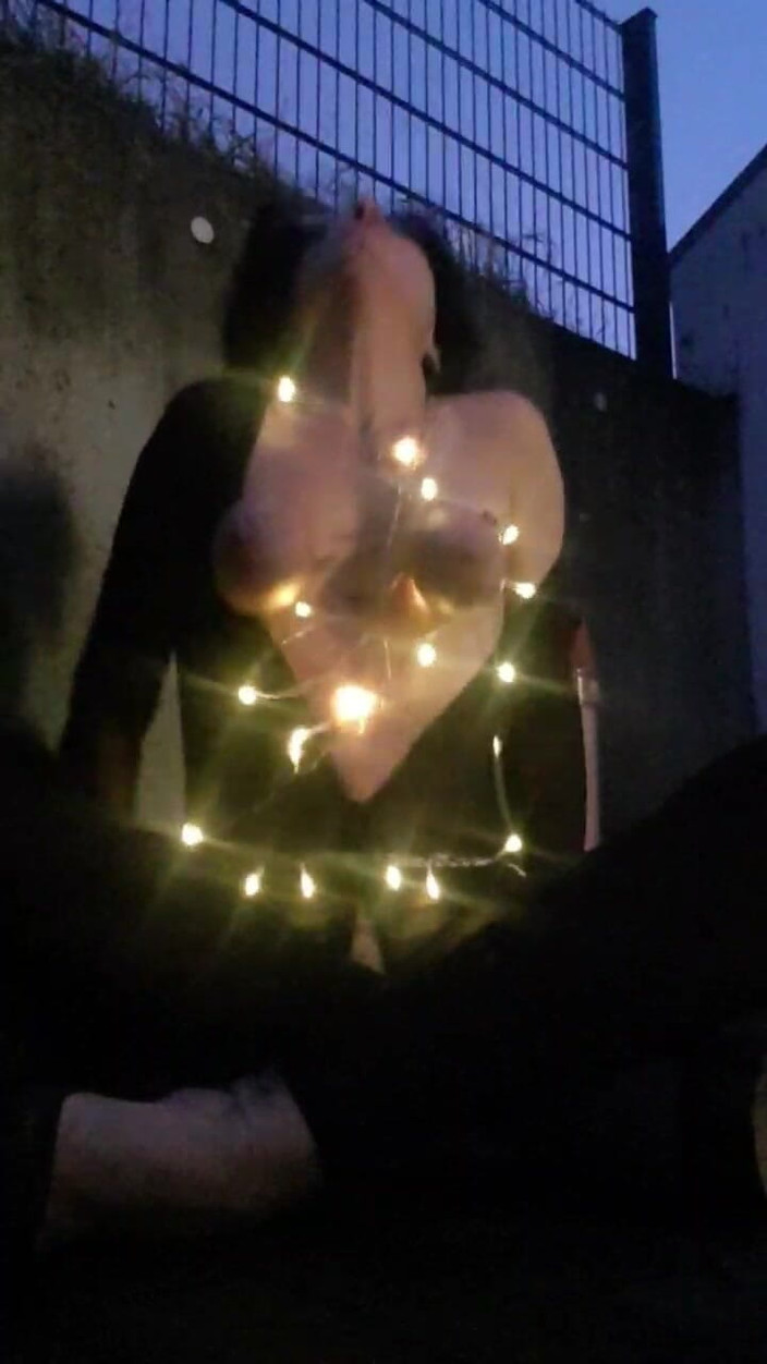 JulieEroticDress: Tia chớp phun nước ngoài trời